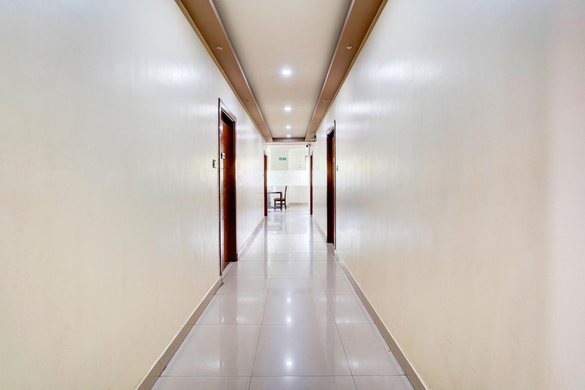 Super Townhouse Mg Road Near Commercial Street Bangalore Exterior foto
